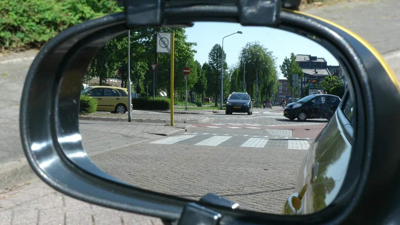 Rétroviseur extérieur montrant la route en arrière