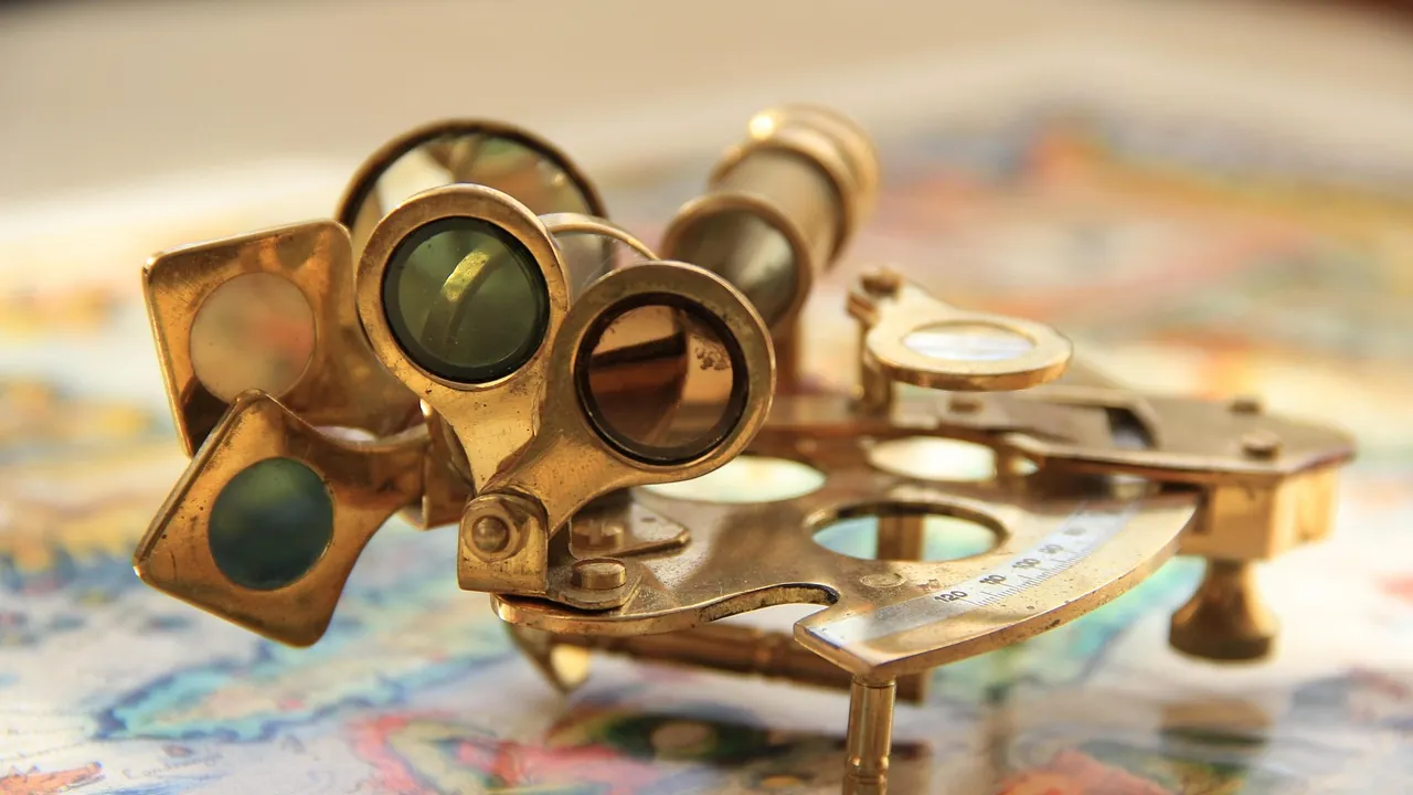 Sextant de laiton posé sur une carte marine