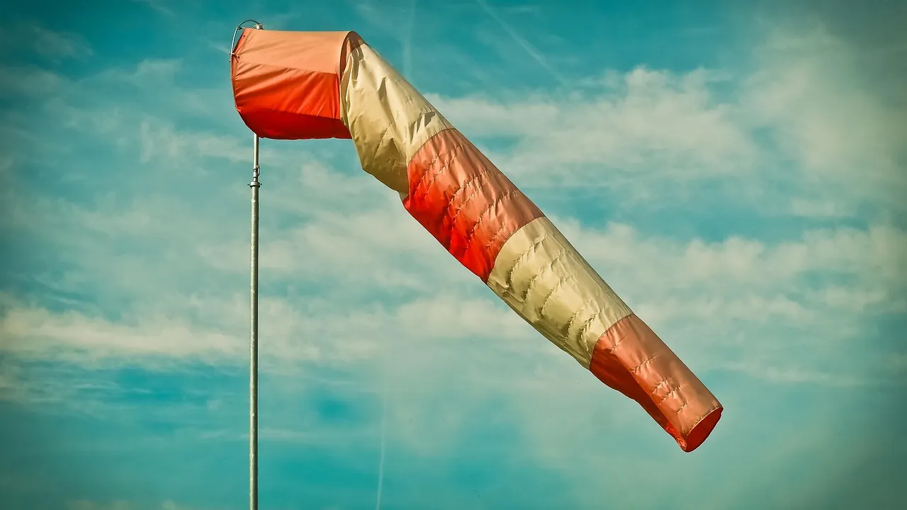 Manche à air tendue par le vent, sous un ciel clair